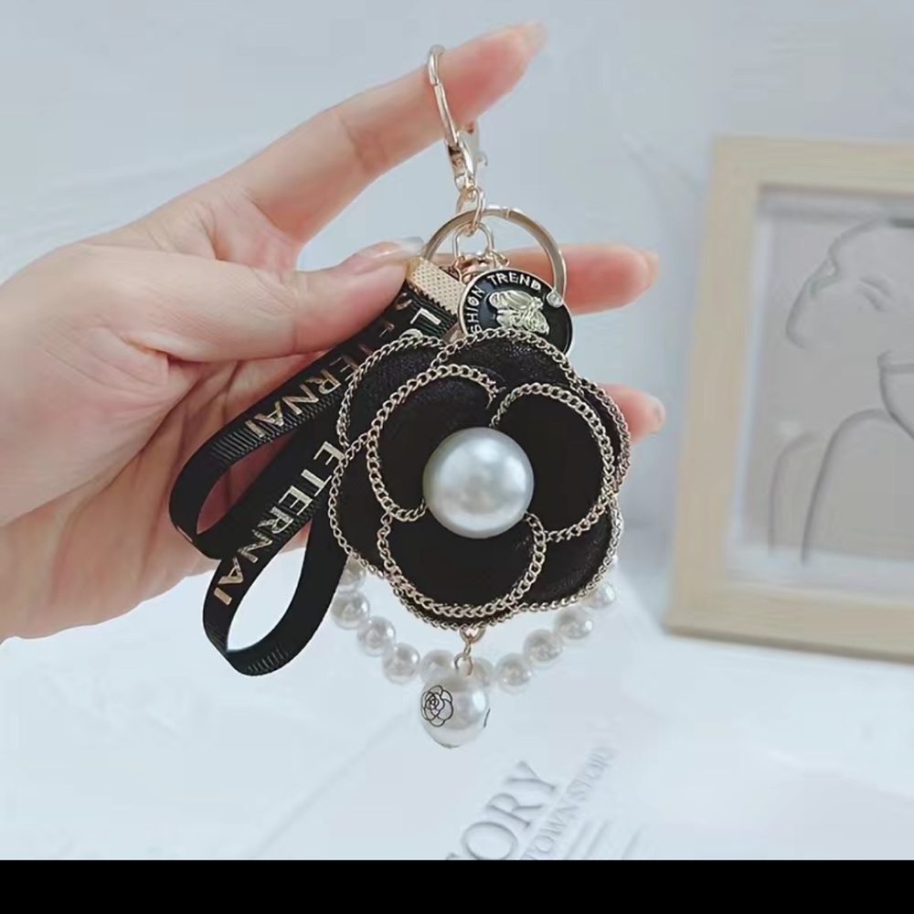 NWT Flower Pearl Elegant Keychain or Handbag Charm no matter how you wear it 🔥 - Picture 8 of 14